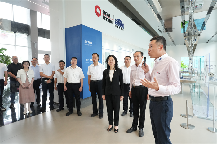Il vice governatore Jiang Erxiong ha portato una squadra a indagare su Quangong Machinery Co., Ltd per aiutare Quanzhou a costruire una città produttiva intelligente