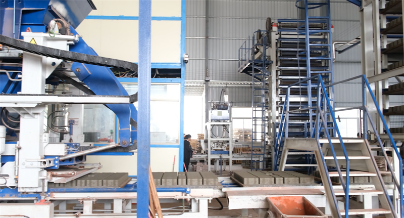 Una macchina, più mattoni, risparmio energetico e riduzione delle emissioni di carbonio, il modello QGM Zenith 15 crea un “modello QGM” di materiali da costruzione green