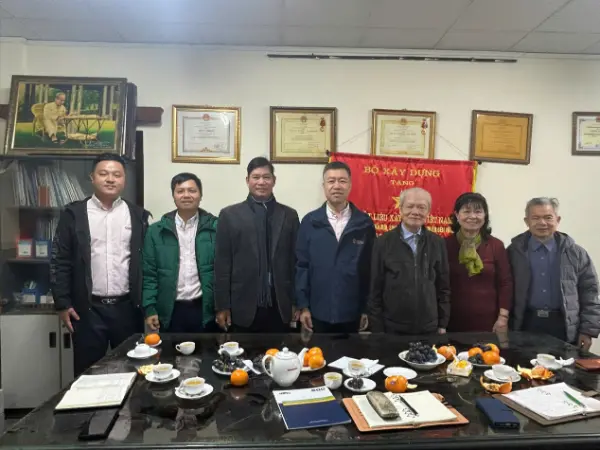 Fu Guohua, vicedirettore generale di Quangong Machinery Co., Ltd., ha guidato una delegazione in visita alla Vietnam Building Materials Association per promuovere lo scambio e la cooperazione tra le industrie dei materiali da costruzione cinese e vietnamita.