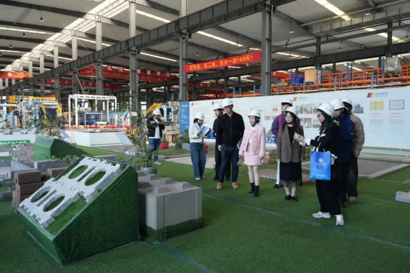 Concentrandosi sulle esigenze di sviluppo all'estero, Quangong Machinery Co., Ltd. collabora con l'Università di studi esteri e commercio di Fuzhou per coltivare talenti orientati a livello internazionale.