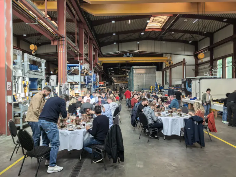 L'aroma dell'hot pot cinese arriva in Germania! Zenit, filiale di Quangong Machinery Co., Ltd., celebra il successo del progetto.