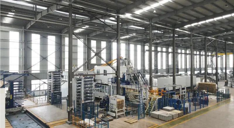 Macchina per la produzione di mattoni completamente automatica rispetto alla macchina per mattoni manuale: maggiore efficienza, costi di manodopera inferiori, migliore qualità